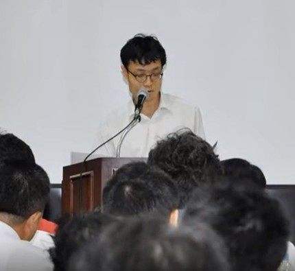 더이로운기업 배용준 대표가 발표하는 모습